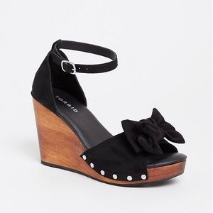 Torrid Black Bow Wood Wedge Heels Size 11 NWT